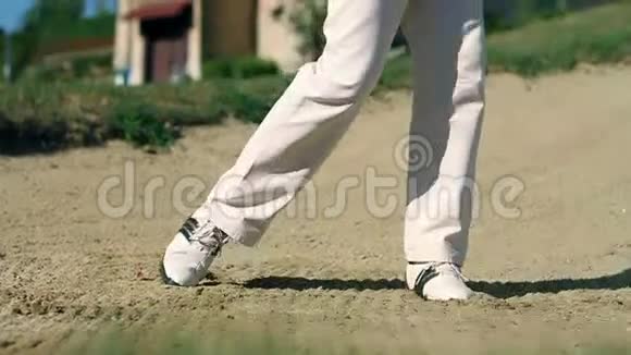 一名男子高尔夫球手在沙滩高尔夫球场被击中白色高尔夫球视频的预览图