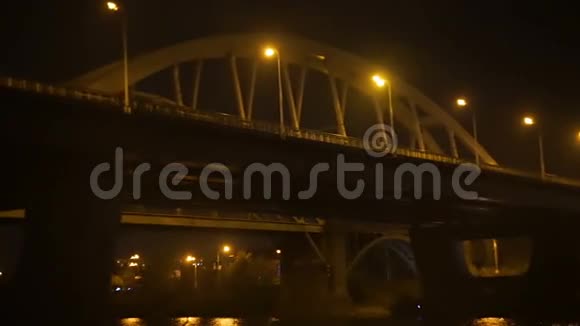 夜晚在桥下过往车辆的灯光视频的预览图