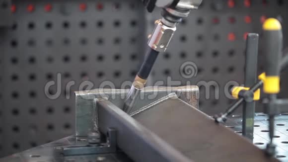 机器人焊接工艺视频的预览图