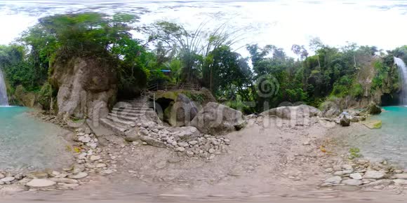 美丽的热带瀑布菲律宾宿务360虚拟现实视频的预览图