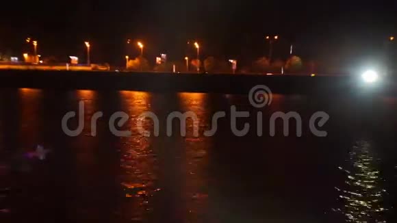 聚光灯照耀着夜晚的海滨视频的预览图
