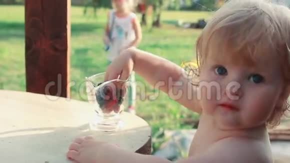 女孩吃树莓和蓝莓视频的预览图