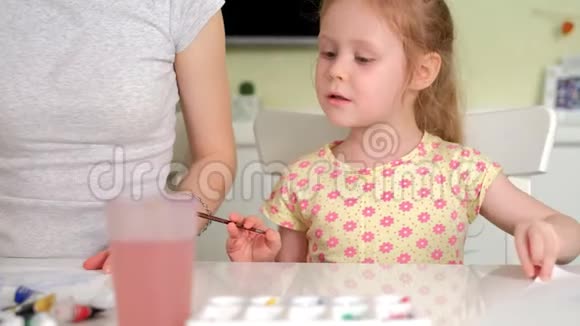 幸福的家庭母亲和孩子女孩在家画画视频的预览图