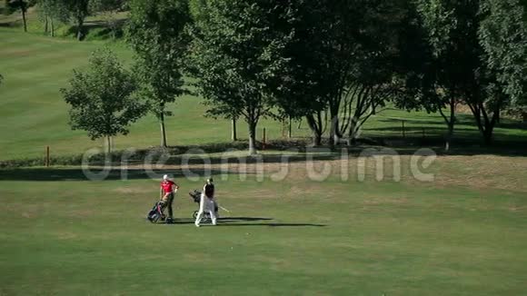 一对夫妇在高尔夫球场上开始准备打高尔夫视频的预览图