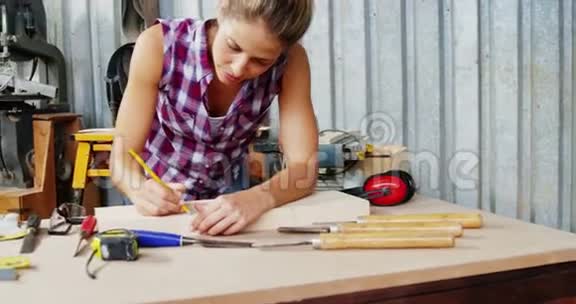 木匠用铅笔在木板上做记号视频的预览图