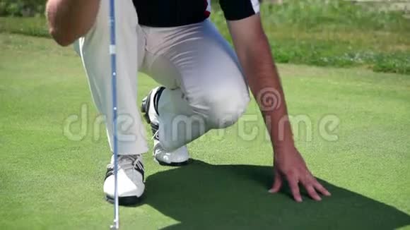 近距离拍摄了一个高尔夫球手他看着大厅打了一个白色的高尔夫球视频的预览图