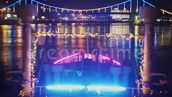 喜庆的船靠近明亮的桥在夜间发光视频的预览图
