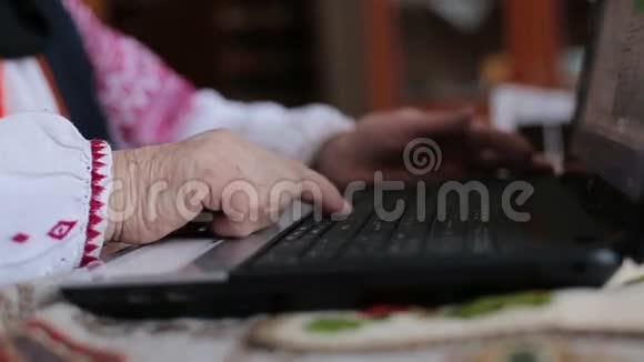 一个老女人的手在你的键盘上视频的预览图