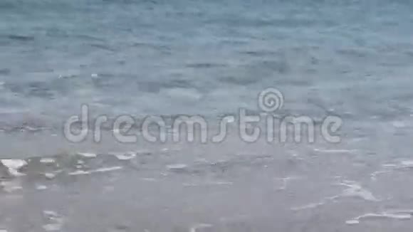 柔软的海浪靠近视频的预览图