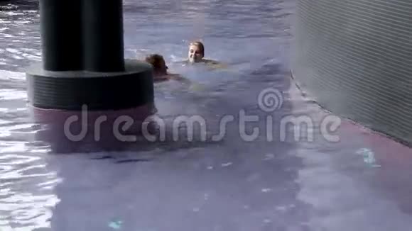 你们两个在游泳池里游泳玩得开心视频的预览图