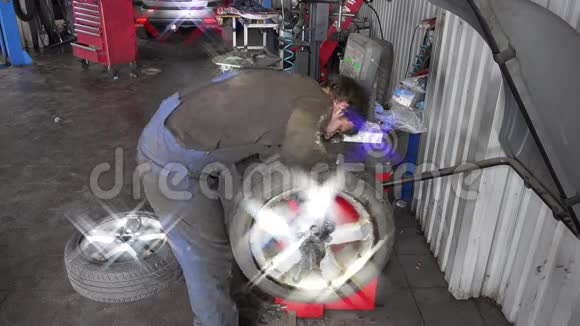 在车库自动机器上平衡汽车车轮视频的预览图