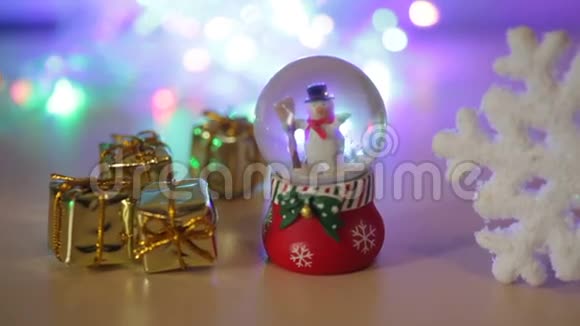 圣诞背景玩具雪人和大雪花视频的预览图