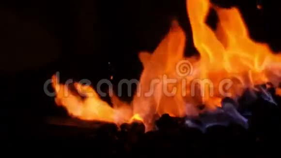 在燃烧的火堆中堆起一块橡皮泥视频的预览图