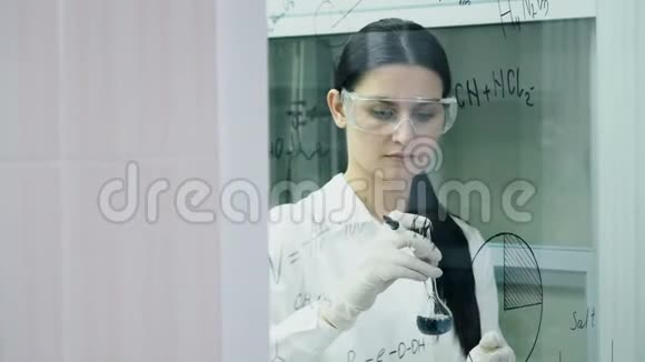实验室里的女人在玻璃板上写配方视频的预览图