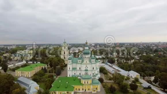 乌克兰切尔尼希夫圣三一大教堂空中观景视频的预览图