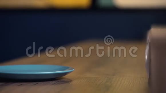男人手在桌子上放一个罐子装饰的药丸视频的预览图