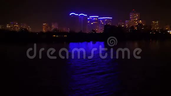 从河上可以看到夜间城市景观房屋区域的灯光视频的预览图