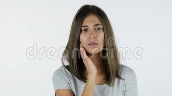 牙痛痛苦中的美丽女孩工作室的白色背景视频的预览图