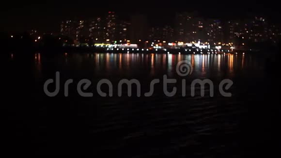 夜晚的灯光照亮了住宅区的海滨视频的预览图
