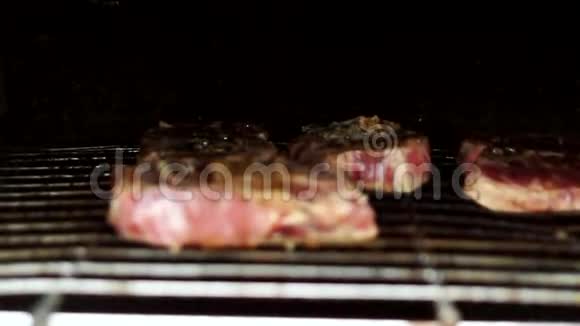 猪肉正在烤视频的预览图