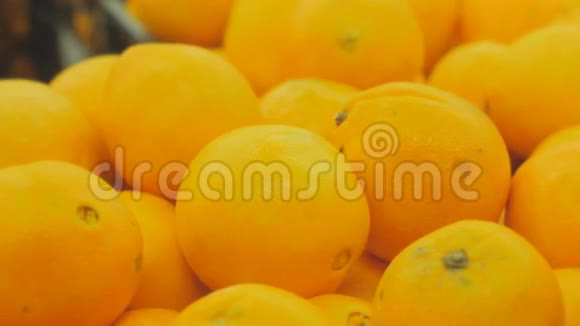 超市里的女孩挑选水果水果蔬菜超市选择橘子的女人视频的预览图