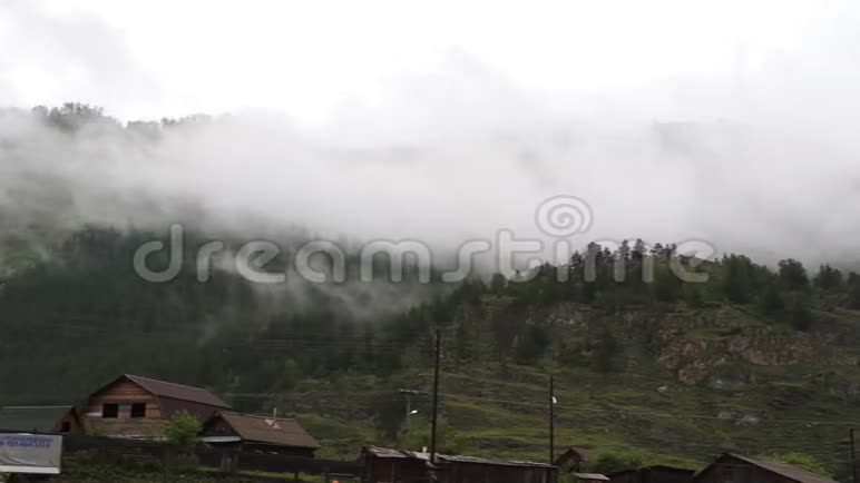 早晨潮湿的群山中弥漫着浓雾加快了拍摄速度视频的预览图