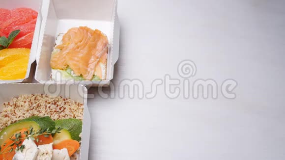 健康食品配送理念白色桌子上的天然有机健身营养视频的预览图