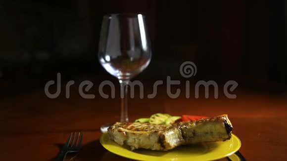 烤架上烤制的骨头上的小切口烤肉放在盘子里放着烤蔬菜附近有一个视频的预览图