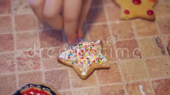 家庭录像快乐的孩子在家里厨房做饼干视频的预览图