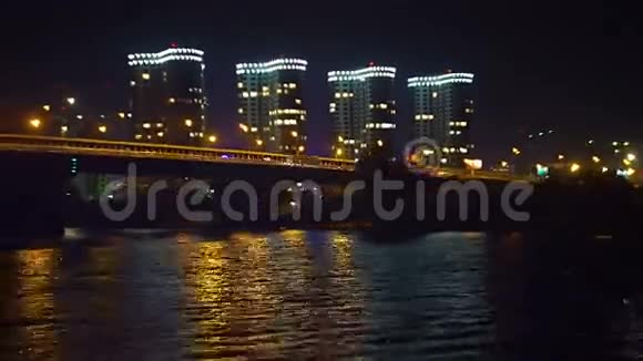 高楼大厦的住宅汽车上的夜桥视频的预览图