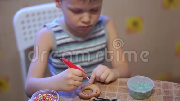 家庭录像快乐的孩子在家里厨房做饼干视频的预览图