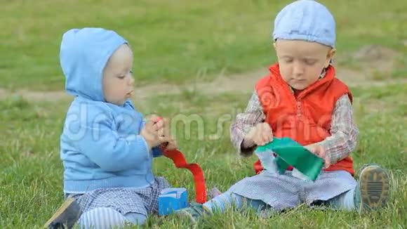 两个男孩在公园的草坪上玩耍视频的预览图