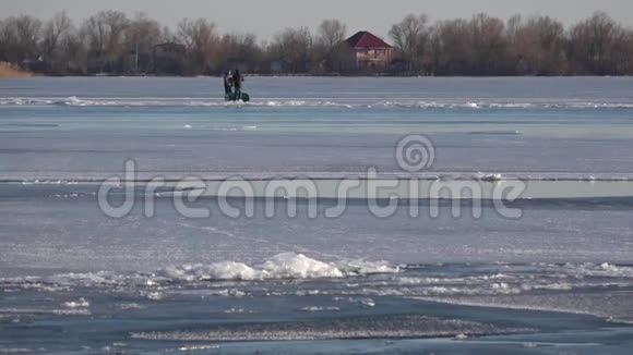 冬天两个人在船上在冬天在河上渡渡视频的预览图
