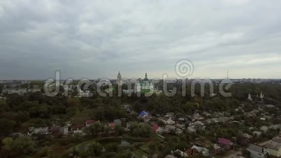 乌克兰切尔尼希夫圣三一大教堂空中观景视频的预览图