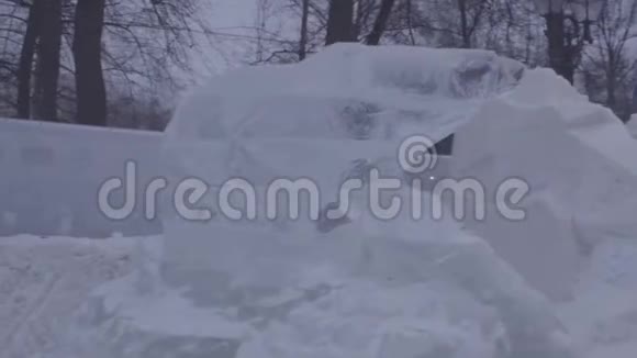 冬城冻北极熊的冰雕北极熊是雪做的俄罗斯的冰雕世界上的雕塑视频的预览图