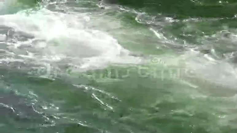 快速的水蒸气在岩石上移动视频的预览图