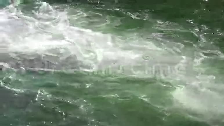 快速的水蒸气在岩石上移动视频的预览图