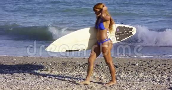 肌肉发达的年轻女子冲浪板视频的预览图