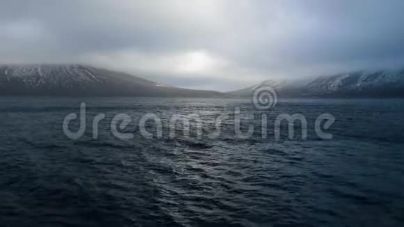 雪山背景下碧海蓝天视频的预览图