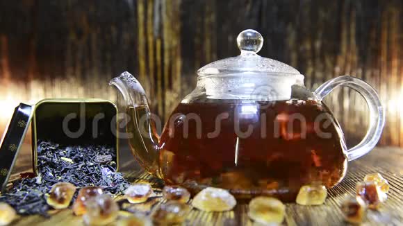 木制背景上有茶的玻璃茶壶视频的预览图