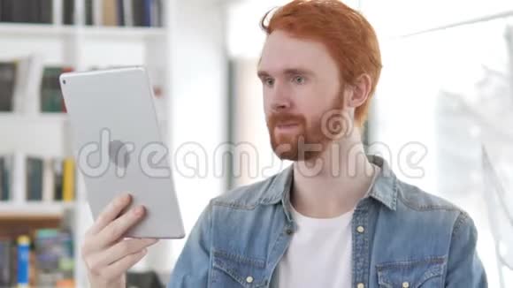 随机红发男子在桌上的在线视频聊天视频的预览图