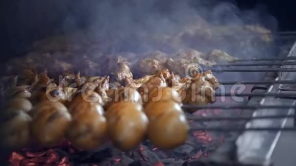 厨师在烤架上烤出多汁的烤肉串烧烤在烤架上牛肉和猪肉串视频的预览图