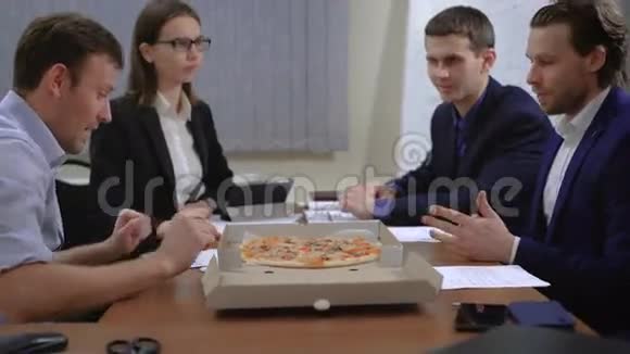 可爱的办公室经理惊喜地送披萨视频的预览图