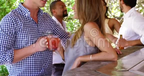 一对快乐的情侣在酒吧柜台边喝酒视频的预览图