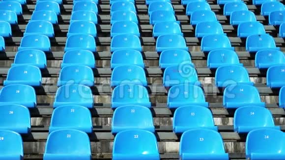 运动场座位上没有人坐蓝色椅子背景视频的预览图
