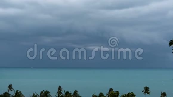 阴沉沉的天空碧绿色的海面上乌云密布海洋地平线上的飓风生动的空中延时视频的预览图