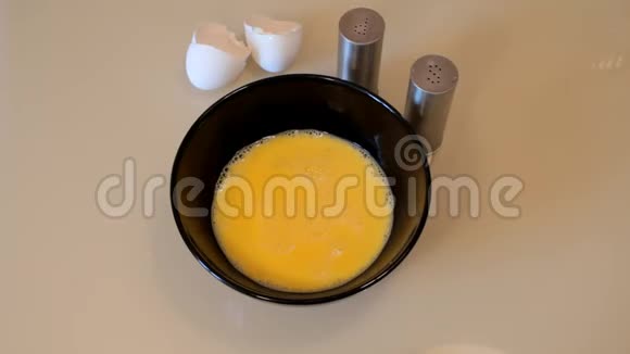 准备食物做煎蛋卷厨师煮鸡蛋视频的预览图