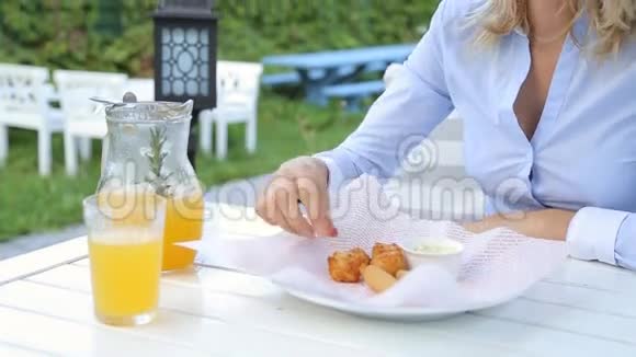 快乐有趣的女人在城里的咖啡馆吃零食视频的预览图