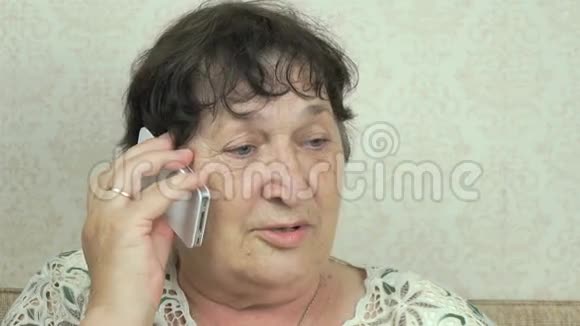一位手持智能手机与医生交谈的老妇人视频的预览图