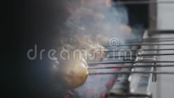 厨师在烤架上烤出多汁的烤肉串烧烤在烤架上牛肉和猪肉串视频的预览图